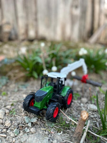 Macheta/jucarie tractor cu brat hidraulic.