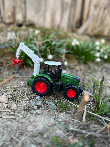 Macheta/jucarie tractor cu brat hidraulic.