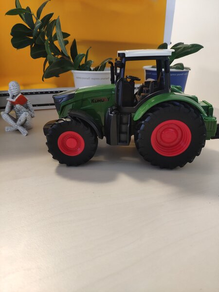 Macheta/jucarie tractor cu brat hidraulic.